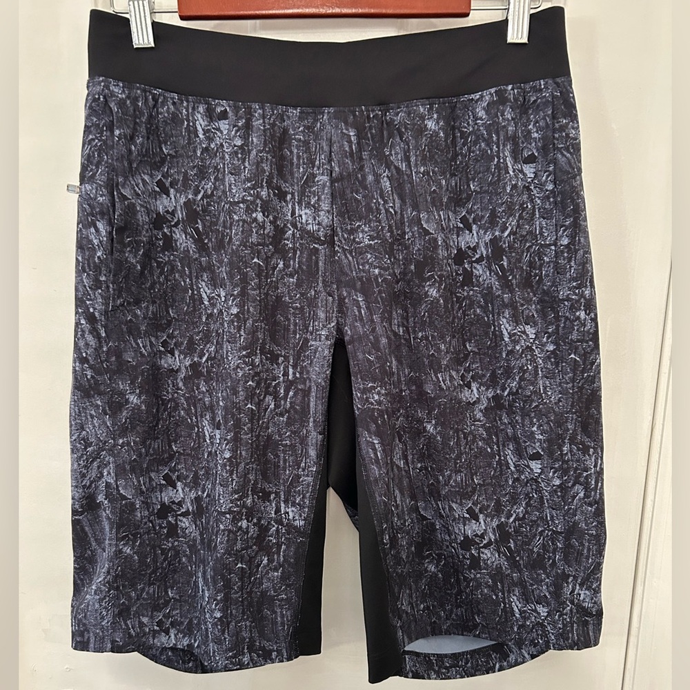Men’s Lululemon Size M Medium Black and Gray Athletic Shorts